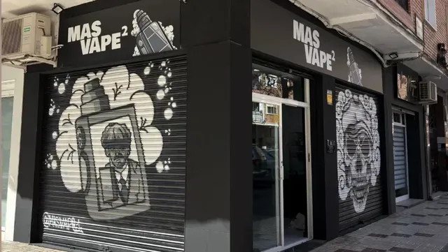 Fachada de MASVAPE La Paz en la calle Schubert, con las persianas pintadas