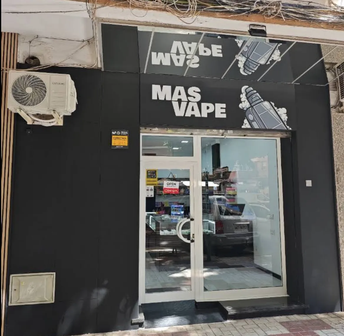 Fachada de MASVAPE La Paloma, en Av. de la Paloma, 46, con el rótulo sobre fondo negro